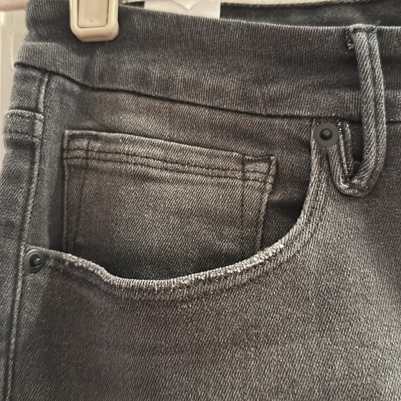Good American skinny crop fray gray jeans. Sz 15. (12-14 US). - Picture 6 of 8